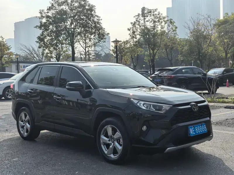 RAV4 2021 2.0L CVT 2WD Fashion Edition — миниатюра 3