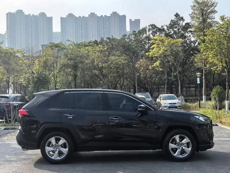 RAV4 2021 2.0L CVT 2WD Fashion Edition — миниатюра 8