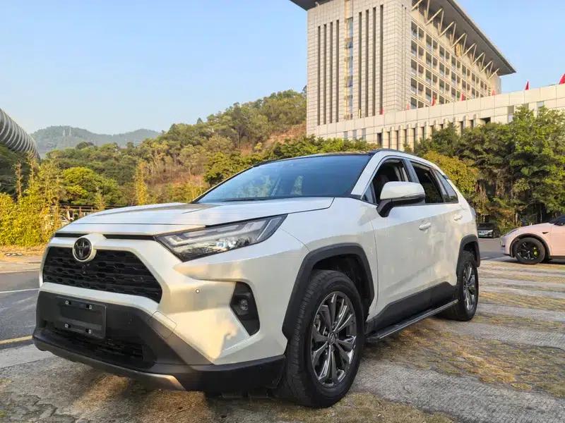 2023 RAV4 2.0L CVT 2WD 20th Anniversary Platinum Edition — миниатюра 1