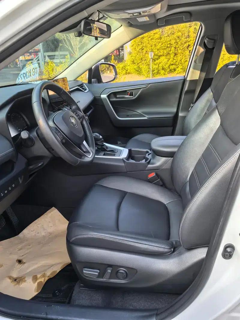 2023 RAV4 2.0L CVT 2WD 20th Anniversary Platinum Edition — миниатюра 11