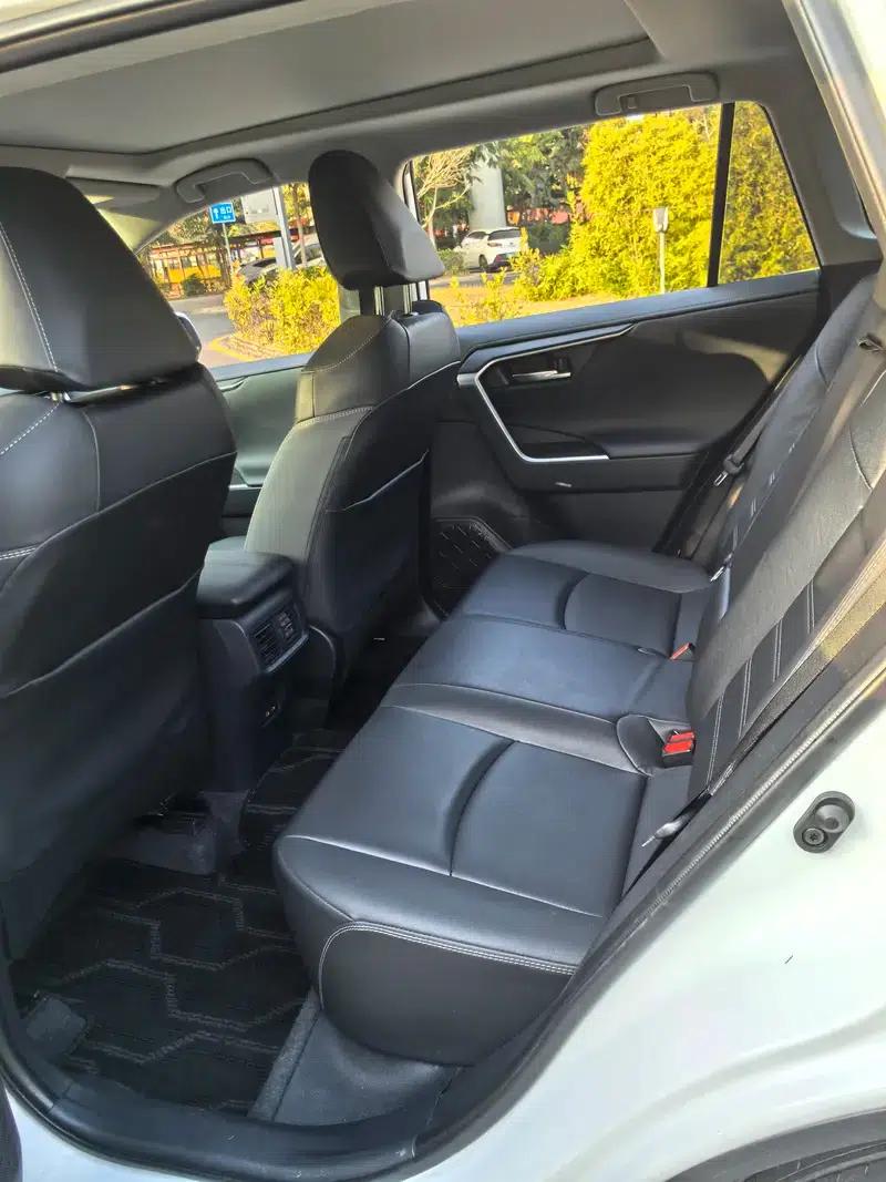 2023 RAV4 2.0L CVT 2WD 20th Anniversary Platinum Edition — миниатюра 12