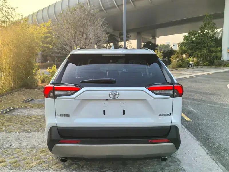 2023 RAV4 2.0L CVT 2WD 20th Anniversary Platinum Edition — миниатюра 5