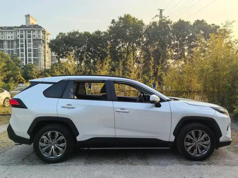 2023 RAV4 2.0L CVT 2WD 20th Anniversary Platinum Edition — миниатюра 6
