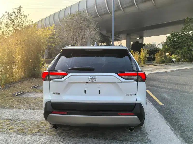 2023 RAV4 2.0L CVT 2WD 20th Anniversary Platinum Edition — миниатюра 7