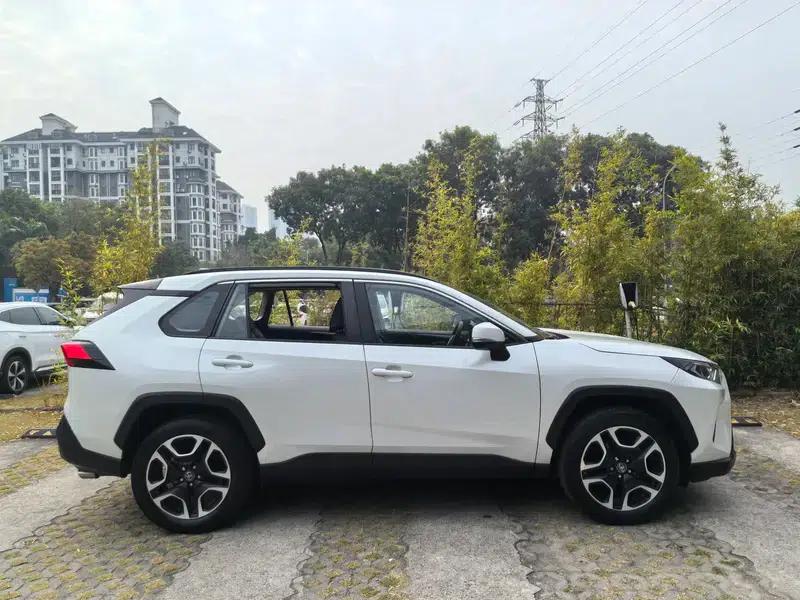 2022 Toyota RAV4 2.0L CVT 4WD Premium Edition — миниатюра 7