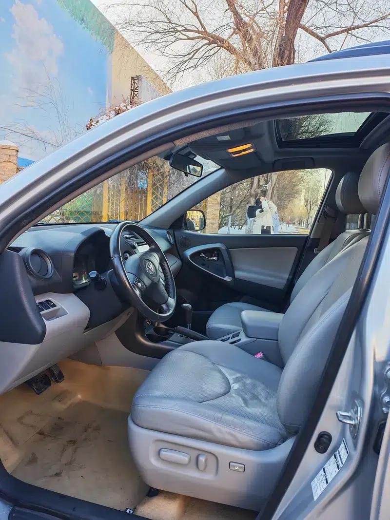2010 RAV4 2.4L Automatic Luxury Upgrade Edition — миниатюра 10