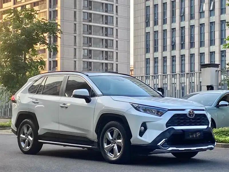 RAV4 2020 2.0L CVT 2WD Fashion Edition — миниатюра 3