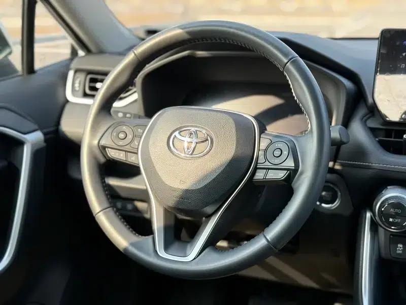 2023 RAV4 2.0L CVT 2WD 20th Anniversary Platinum Edition — миниатюра 12