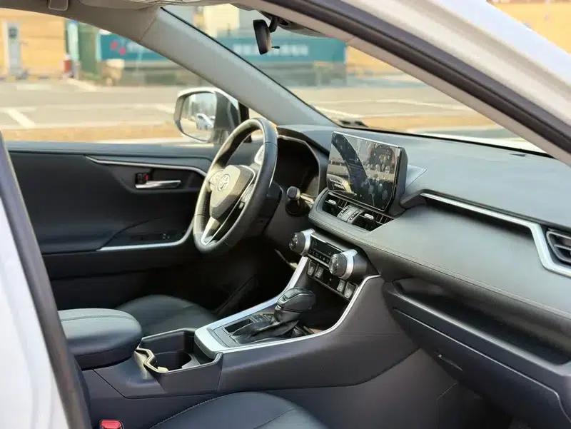 2023 RAV4 2.0L CVT 2WD 20th Anniversary Platinum Edition — миниатюра 14