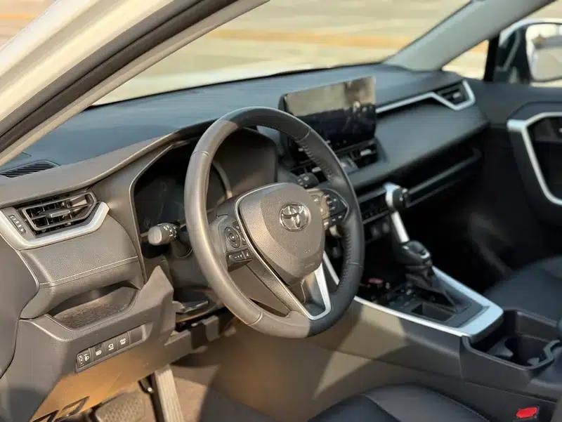 2023 RAV4 2.0L CVT 2WD 20th Anniversary Platinum Edition — миниатюра 16