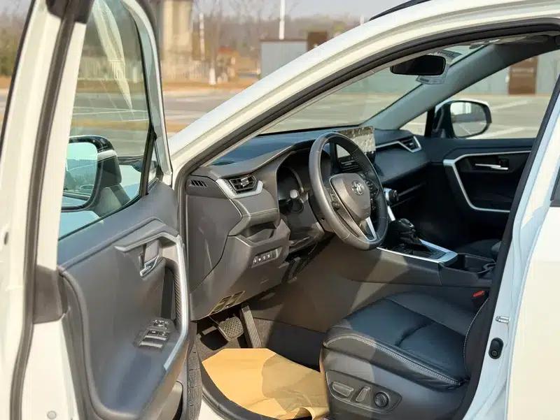 2023 RAV4 2.0L CVT 2WD 20th Anniversary Platinum Edition — миниатюра 17