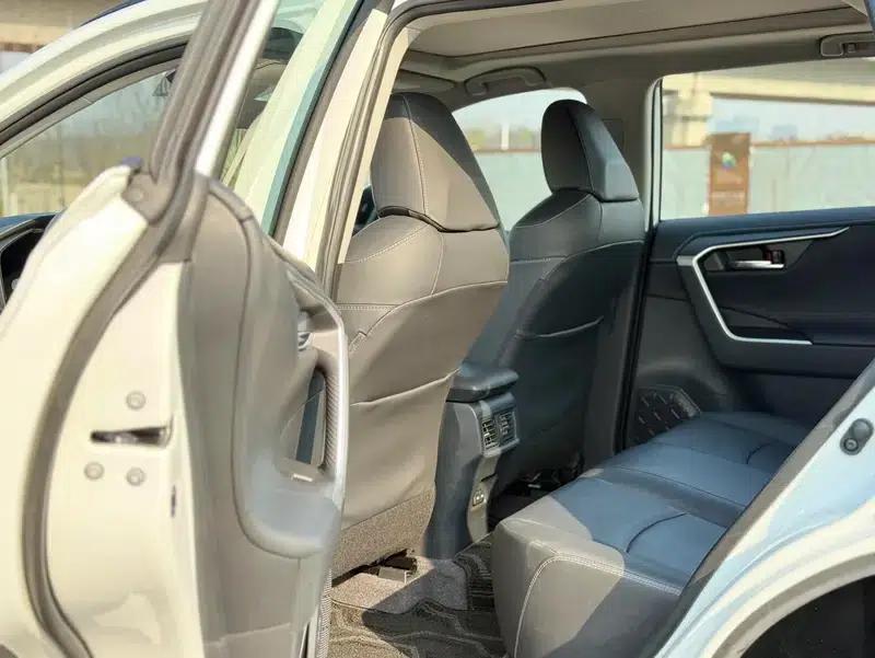 2023 RAV4 2.0L CVT 2WD 20th Anniversary Platinum Edition — миниатюра 18