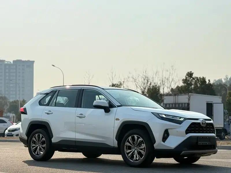 2023 RAV4 2.0L CVT 2WD 20th Anniversary Platinum Edition — миниатюра 3