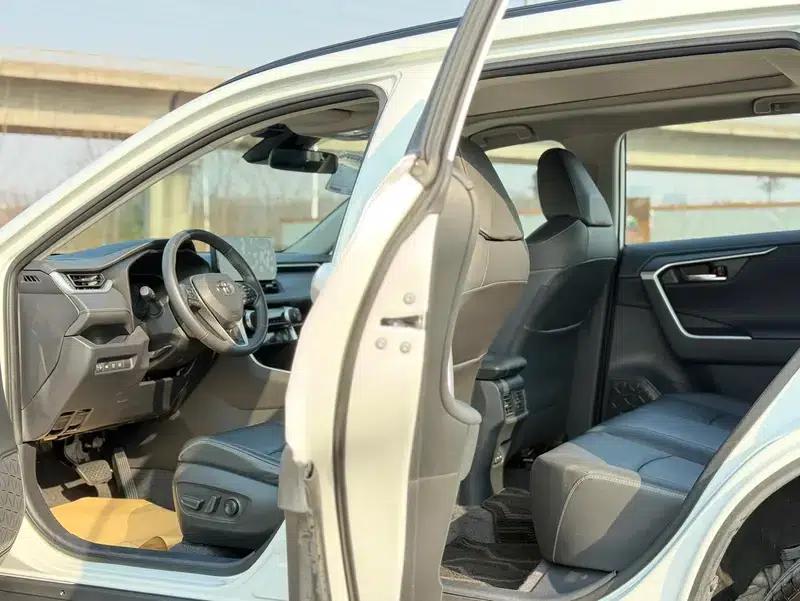 2023 RAV4 2.0L CVT 2WD 20th Anniversary Platinum Edition — миниатюра 21