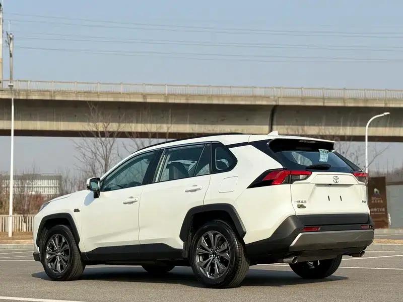 2023 RAV4 2.0L CVT 2WD 20th Anniversary Platinum Edition — миниатюра 4