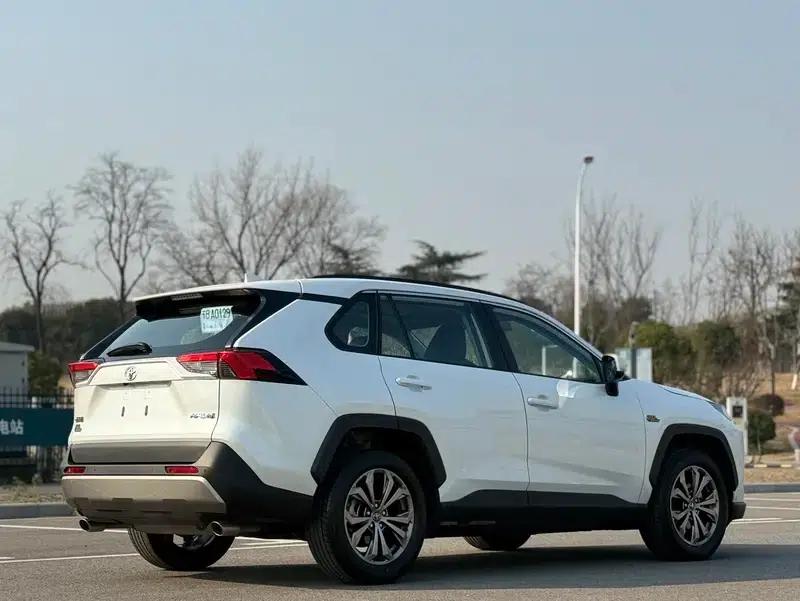 2023 RAV4 2.0L CVT 2WD 20th Anniversary Platinum Edition — миниатюра 6