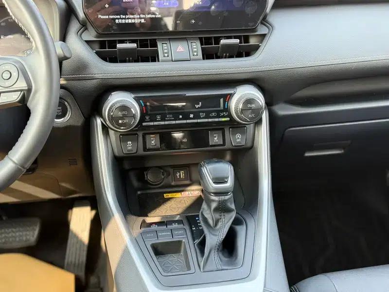 2023 RAV4 2.0L CVT 2WD 20th Anniversary Platinum Edition — миниатюра 10