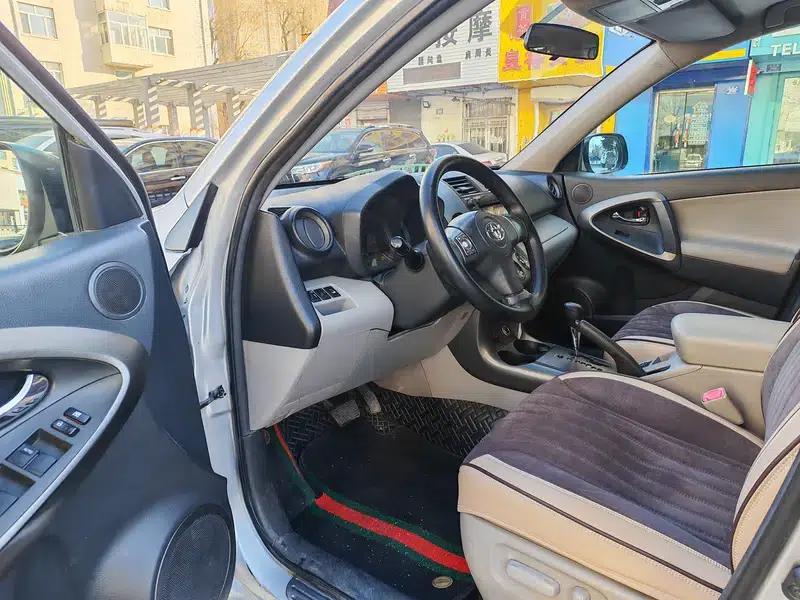 2010 RAV4 2.4L Automatic Luxury Upgrade Edition — миниатюра 8