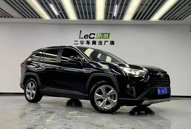 2023 RAV4 2.0L CVT 2WD Fashion Edition — миниатюра 3