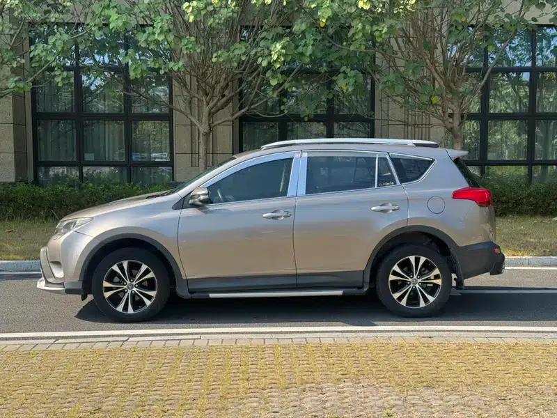 2015 RAV4 2.5L Automatic 4WD Luxury Edition — миниатюра 3