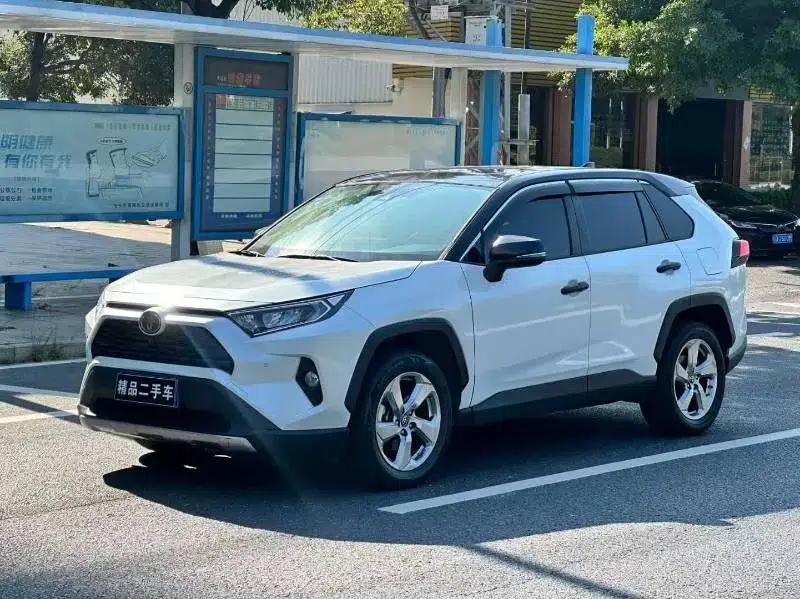 2022 RAV4 2.0L CVT 2WD Fashion Plus Edition — миниатюра 1