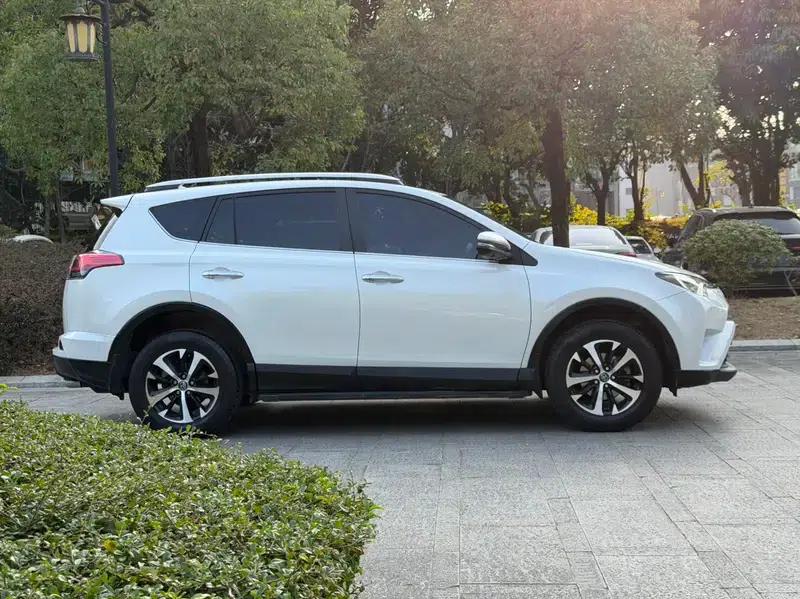 2016 RAV4 2.0L CVT 2WD Fashion Edition — миниатюра 7