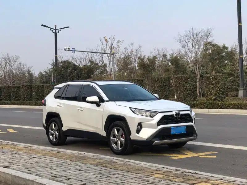 2021 RAV4 2.0L CVT 4WD Fashion Plus Edition — миниатюра 3