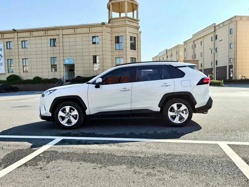 RAV4 2021 2.0L CVT 2WD Fashion Edition — миниатюра 3
