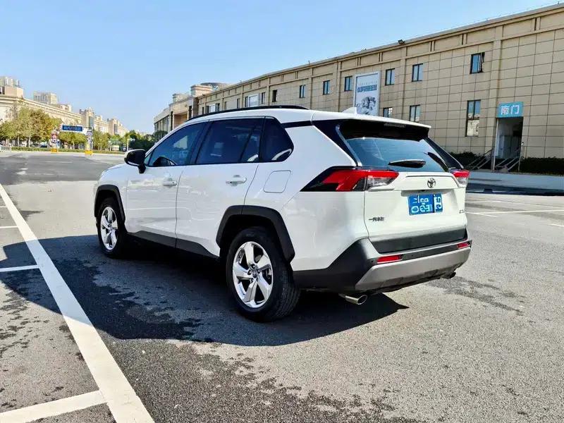 RAV4 2021 2.0L CVT 2WD Fashion Edition — миниатюра 4