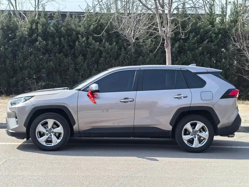 2022 RAV4 2.0L CVT 2WD Fashion Plus Edition — миниатюра 3