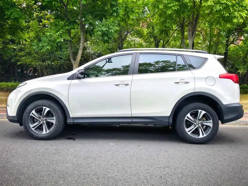 2015 RAV4 2.0L CVT 2WD Fashion Edition — миниатюра 3