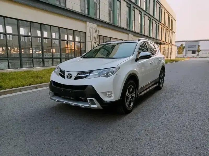 2015 RAV4 2.0L CVT 2WD Fashion Edition — миниатюра 1