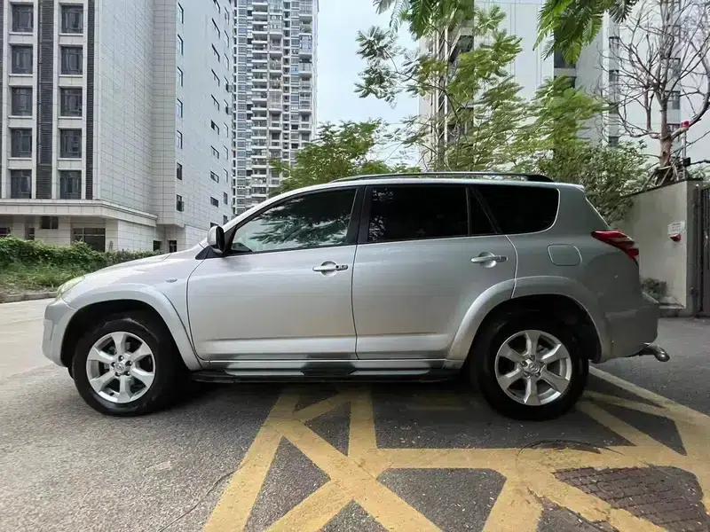 2011 RAV4 2.4L Automatic 4WD Premium Edition — миниатюра 3