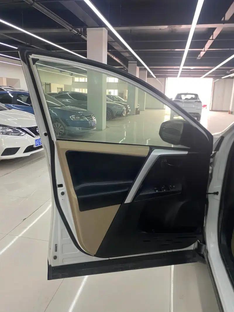 2013 RAV4 2.0L CVT 2WD Urban Edition — миниатюра 12