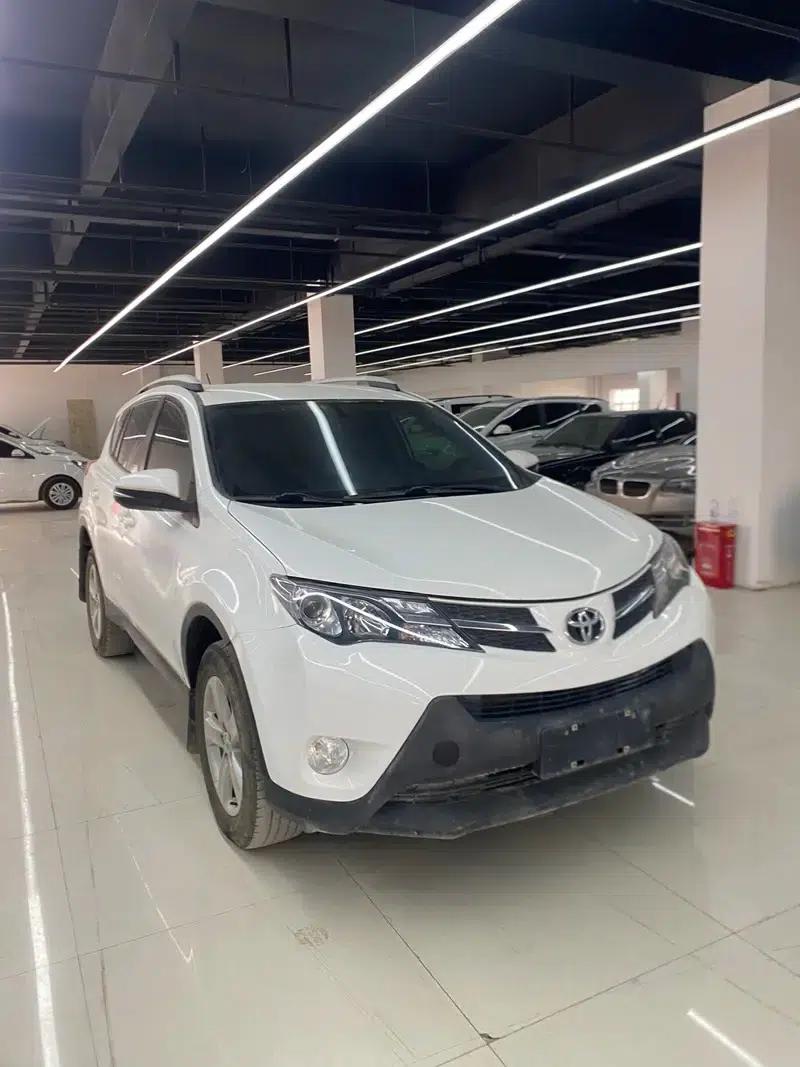2013 RAV4 2.0L CVT 2WD Urban Edition — миниатюра 3