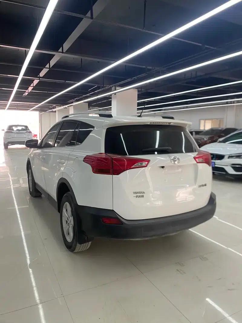 2013 RAV4 2.0L CVT 2WD Urban Edition — миниатюра 4
