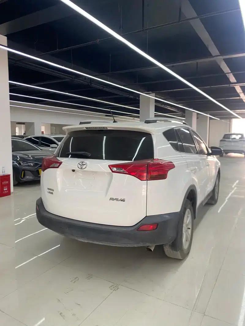 2013 RAV4 2.0L CVT 2WD Urban Edition — миниатюра 6