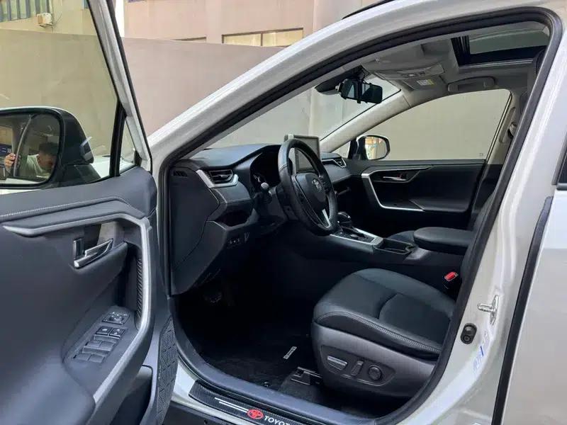 2020 RAV4 2.0L CVT 4WD Premium Edition — миниатюра 8