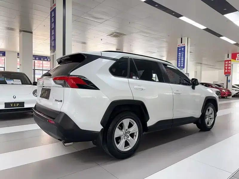2022 Toyota RAV4 2.0L CVT 2WD Urban Edition — миниатюра 5