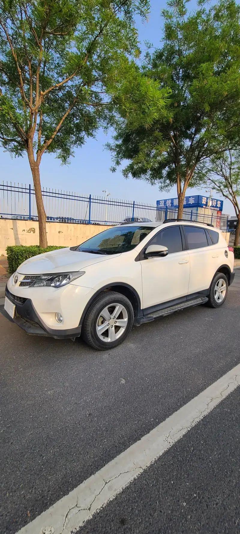2013 RAV4 2.0L CVT 2WD Urban Edition — миниатюра 1