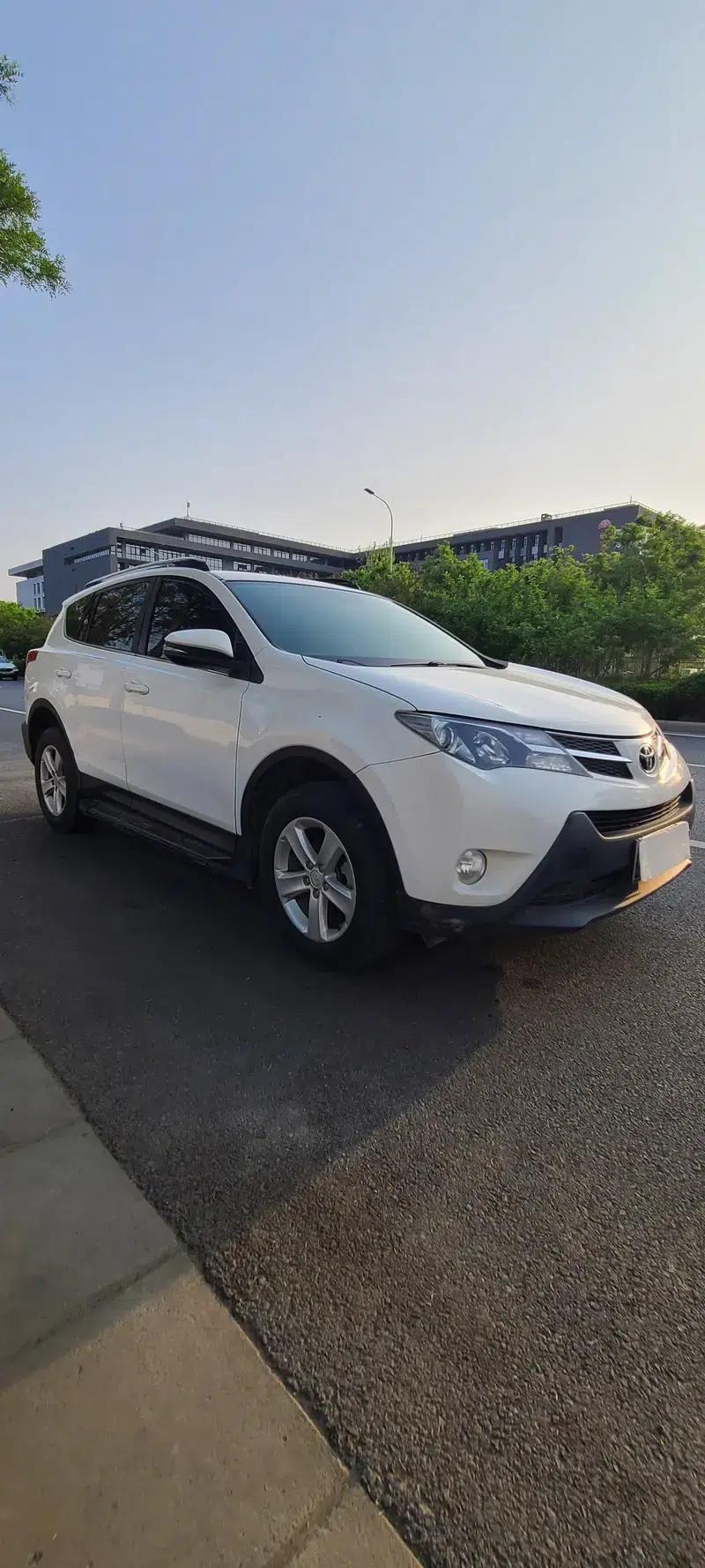 2013 RAV4 2.0L CVT 2WD Urban Edition — миниатюра 3