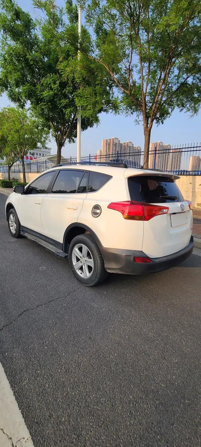 2013 RAV4 2.0L CVT 2WD Urban Edition — миниатюра 4