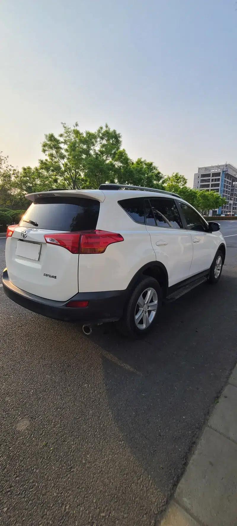2013 RAV4 2.0L CVT 2WD Urban Edition — миниатюра 6