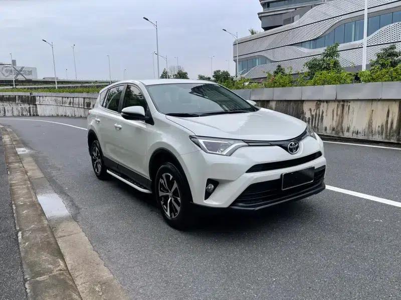 2016 RAV4 2.0L CVT 2WD Urban Edition — миниатюра 3