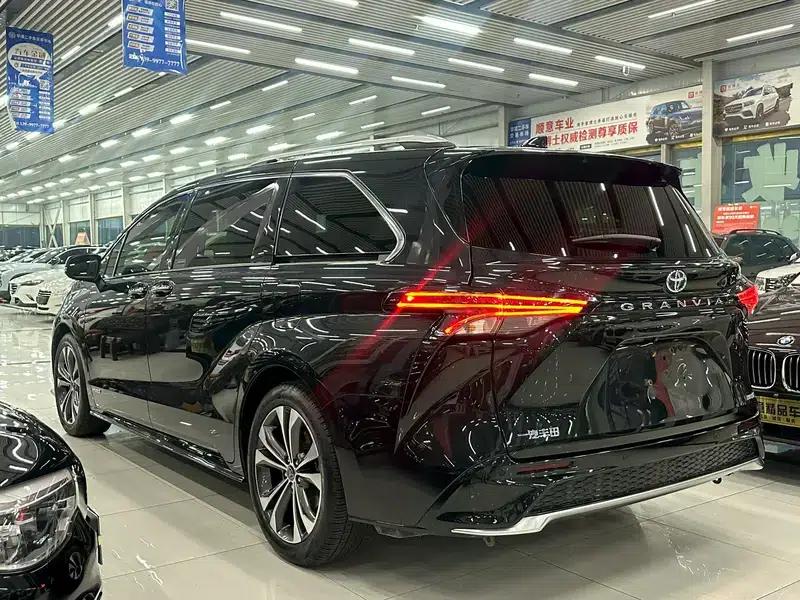 2022 Grevia 2.5L Hybrid Premium Edition — миниатюра 3
