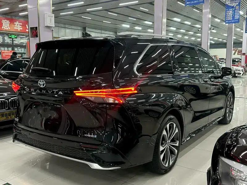2022 Grevia 2.5L Hybrid Premium Edition — миниатюра 4