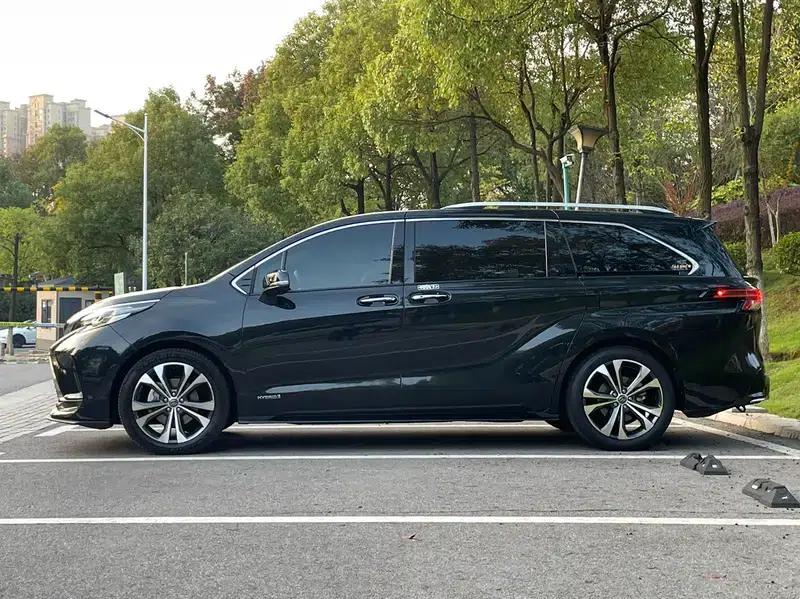 2022 Grevia 2.5L Hybrid Premium Edition — миниатюра 4