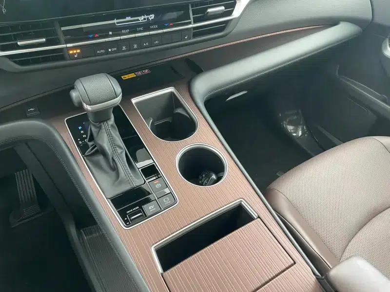 2024 Grevia Intelligent Hybrid Dual Engine 2.5L AWD Premium PLUS Edition — миниатюра 24