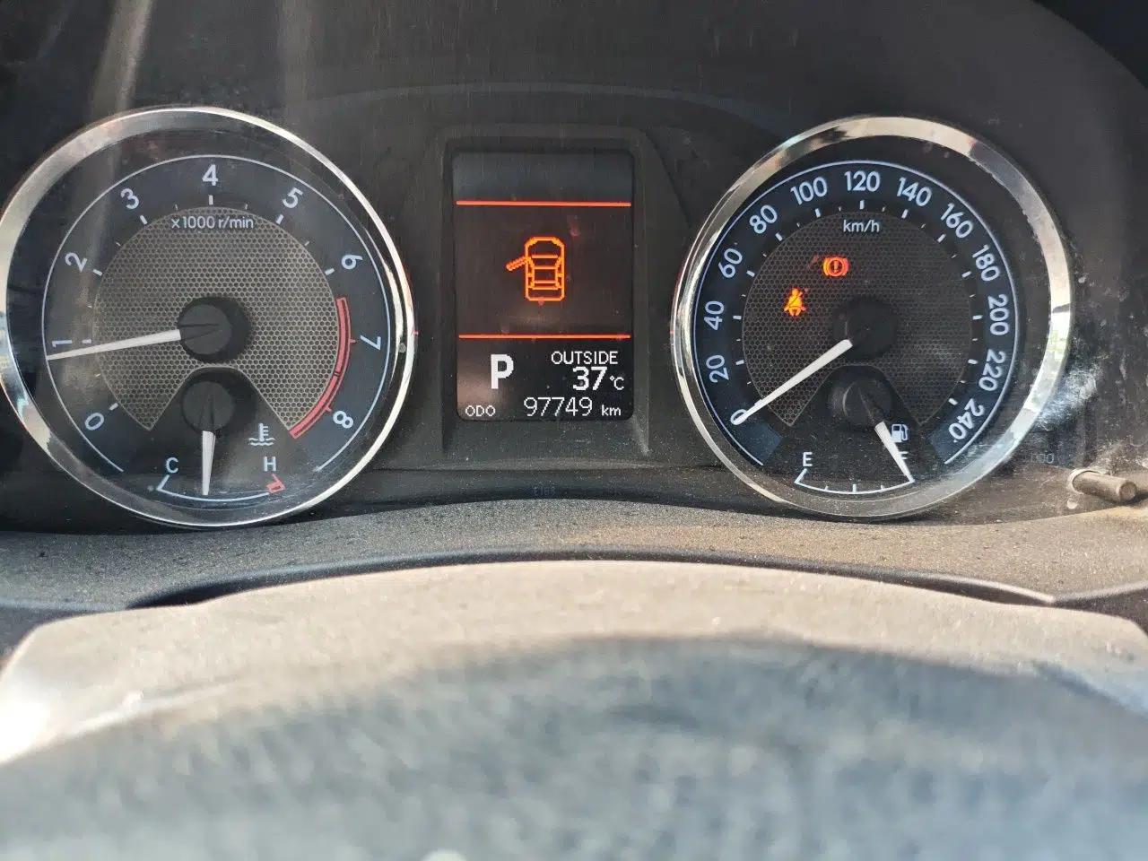 Toyota Corolla 2016 1.6L CVT GL-i Cool Edition — миниатюра 12