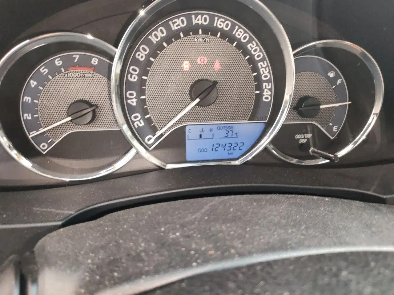 Toyota Corolla 2017 1.6L Manual GL — миниатюра 12